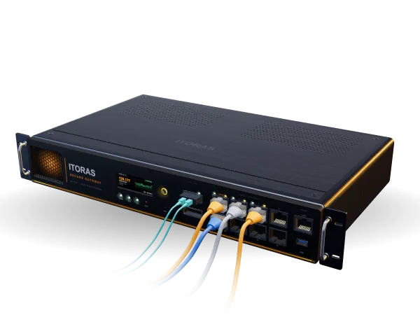 Itoras Secure Gateway: Firewall-Appliance mit angeschlossenen Netzwerkkabeln