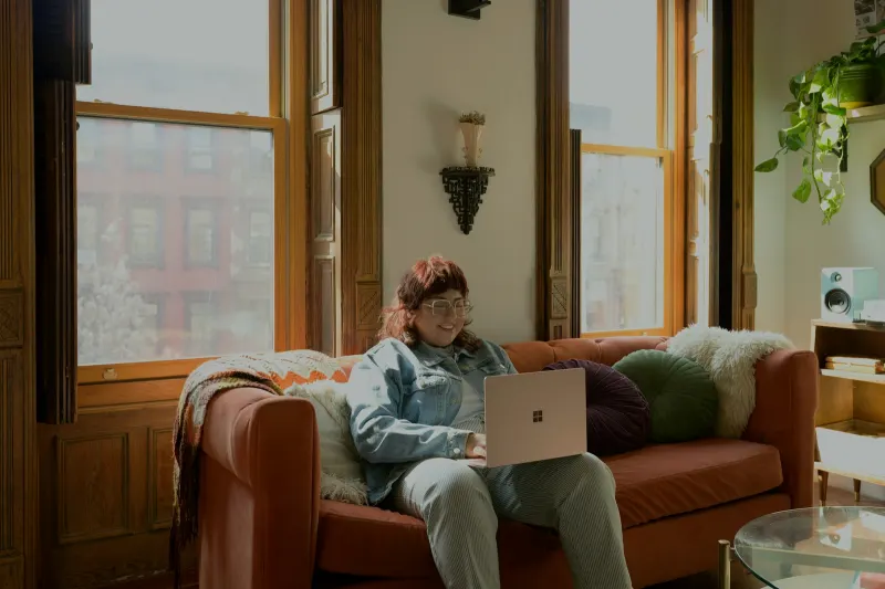 Person führt ein Gespräch am Laptop