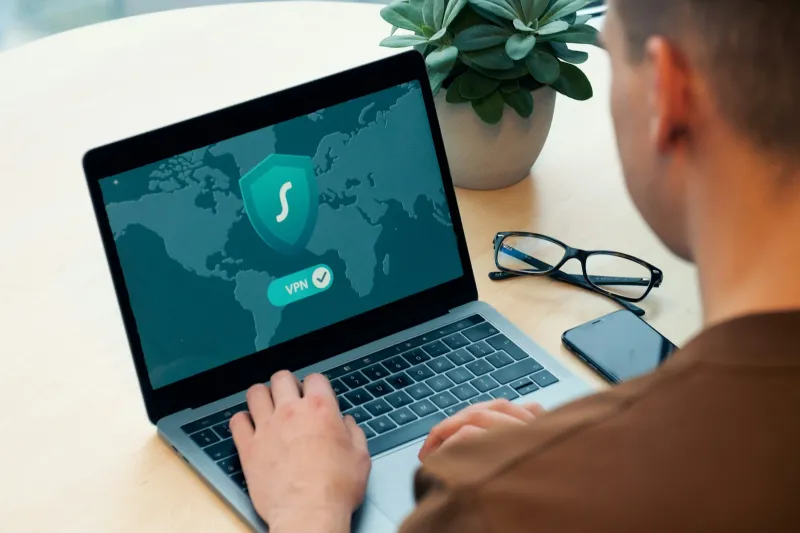 Laptop mit geöffneter VPN-Anwendung