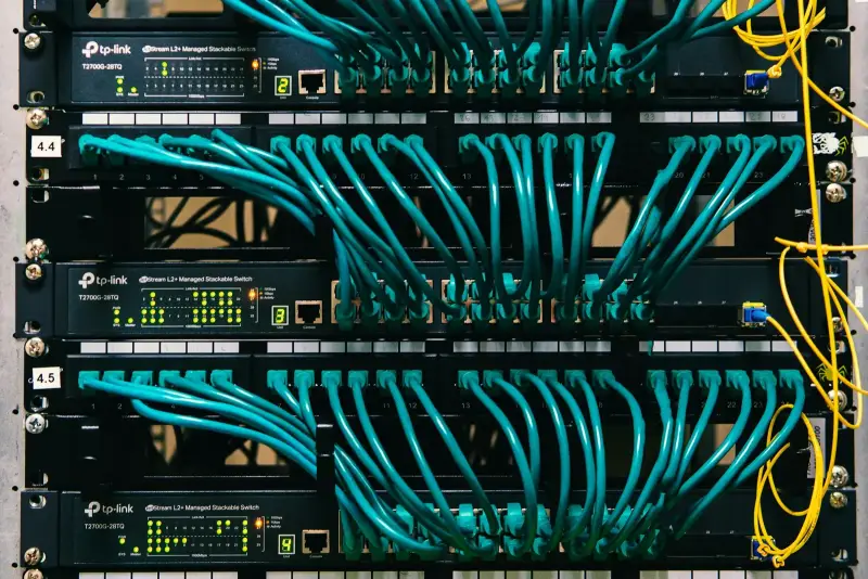 Netzwerkschrank mit Switches und Patchkabeln