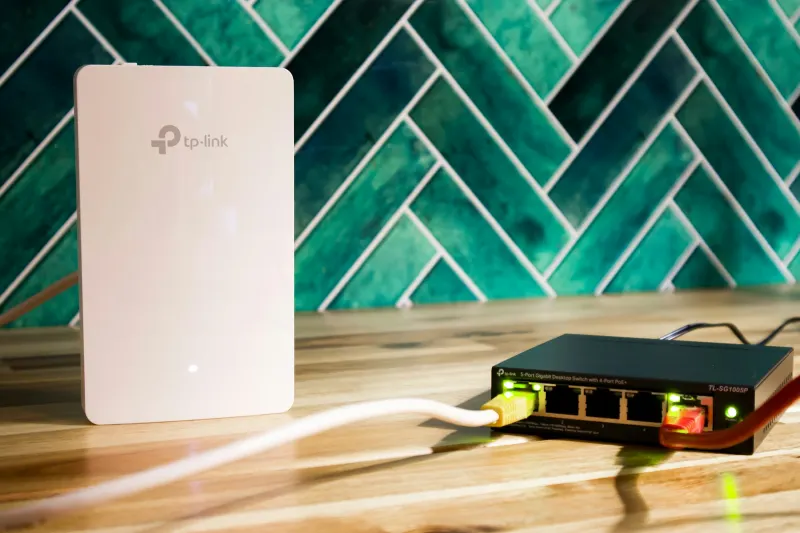WLAN-Access-Point neben einem Switch